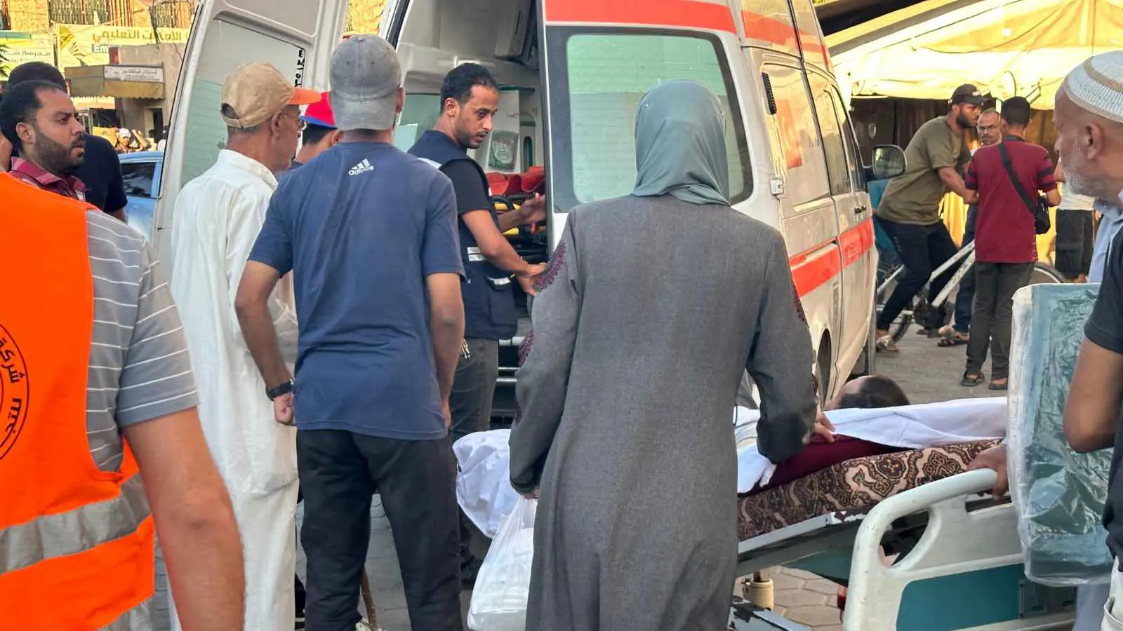 موقف صادم.. مسعف في غزة يتفاجأ بمقتل والدته بقصف إسرائيلي