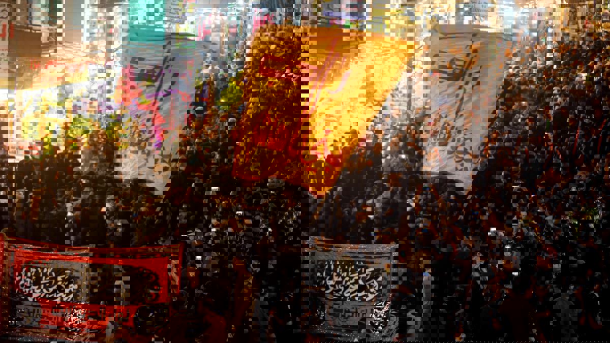 رغم حظر التجول بسبب "كورونا".. عشرات الآلاف يحيون ذكرى الكاظم في العراق