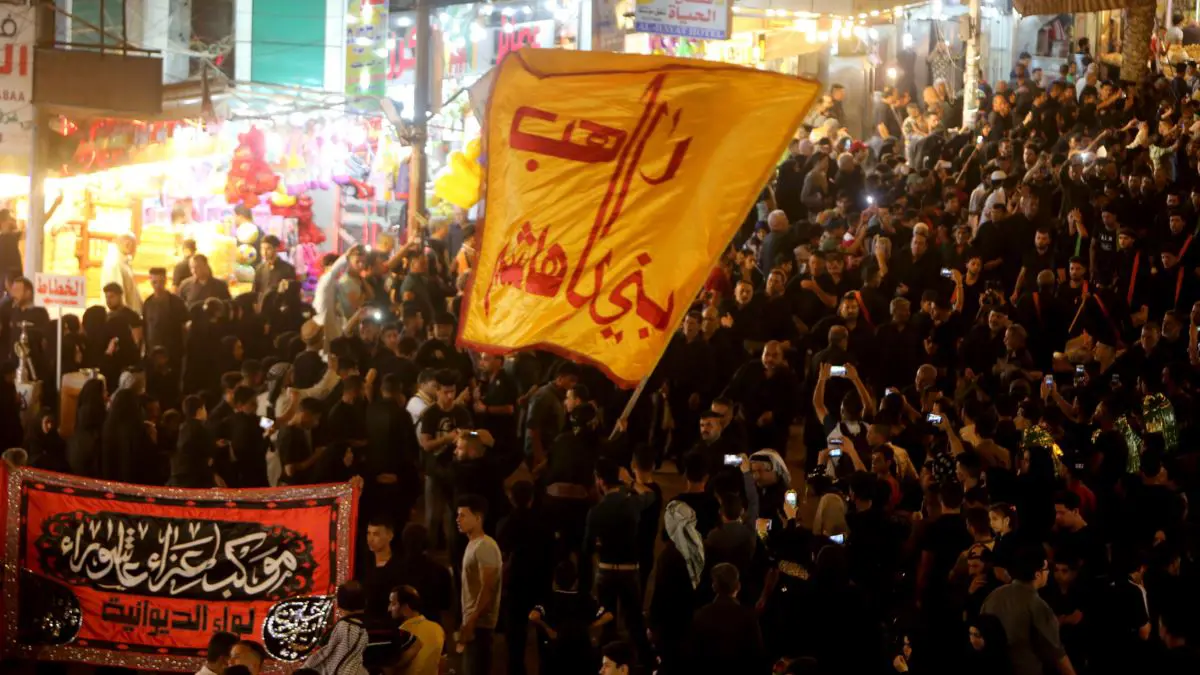 رغم حظر التجول بسبب "كورونا".. عشرات الآلاف يحيون ذكرى الكاظم في العراق