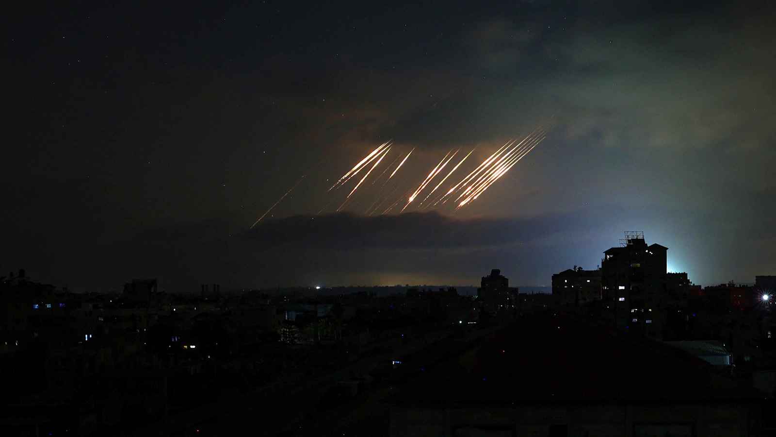 "الغارديان": تدمير إسرائيل لأذرع إيران جعل طهران هدفًا مكشوفًا