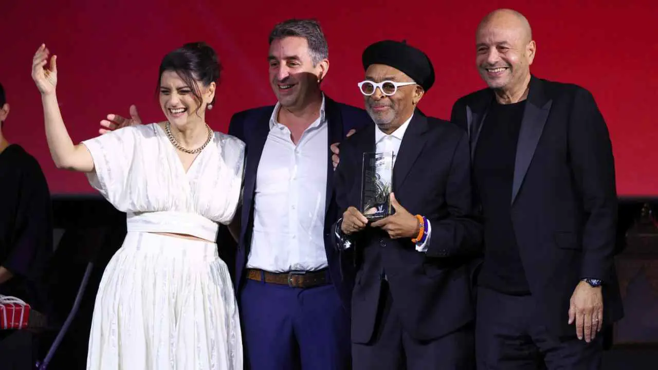 فيلم "الذراري الحمر" يتوج بالتانيت الذهبي لأيام قرطاج السينمائية