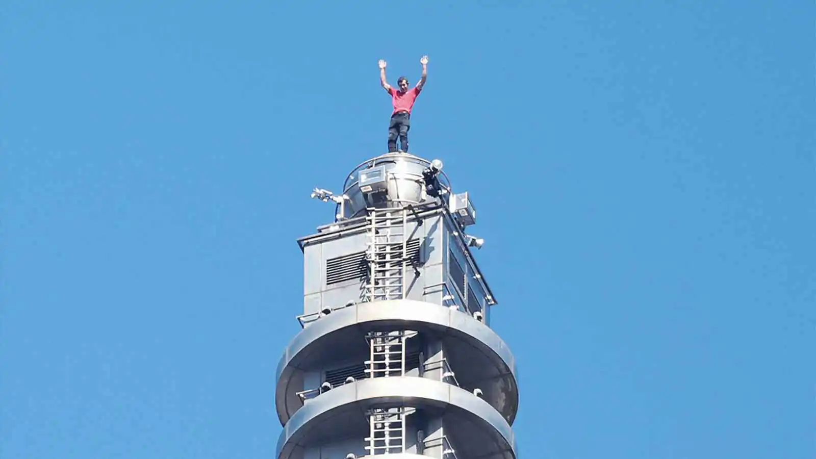 دون حبال.. أمريكي يتسلق أحد أطول المباني في العالم (فيديو إرم)