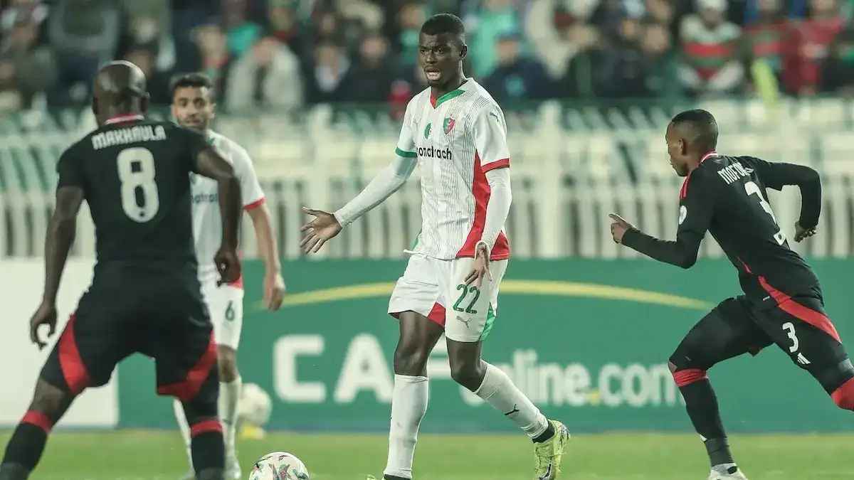 فوضى عارمة واشتباكات بعد نهاية مباراة مولودية الجزائر وأورلاندو بيراتس (فيديو)