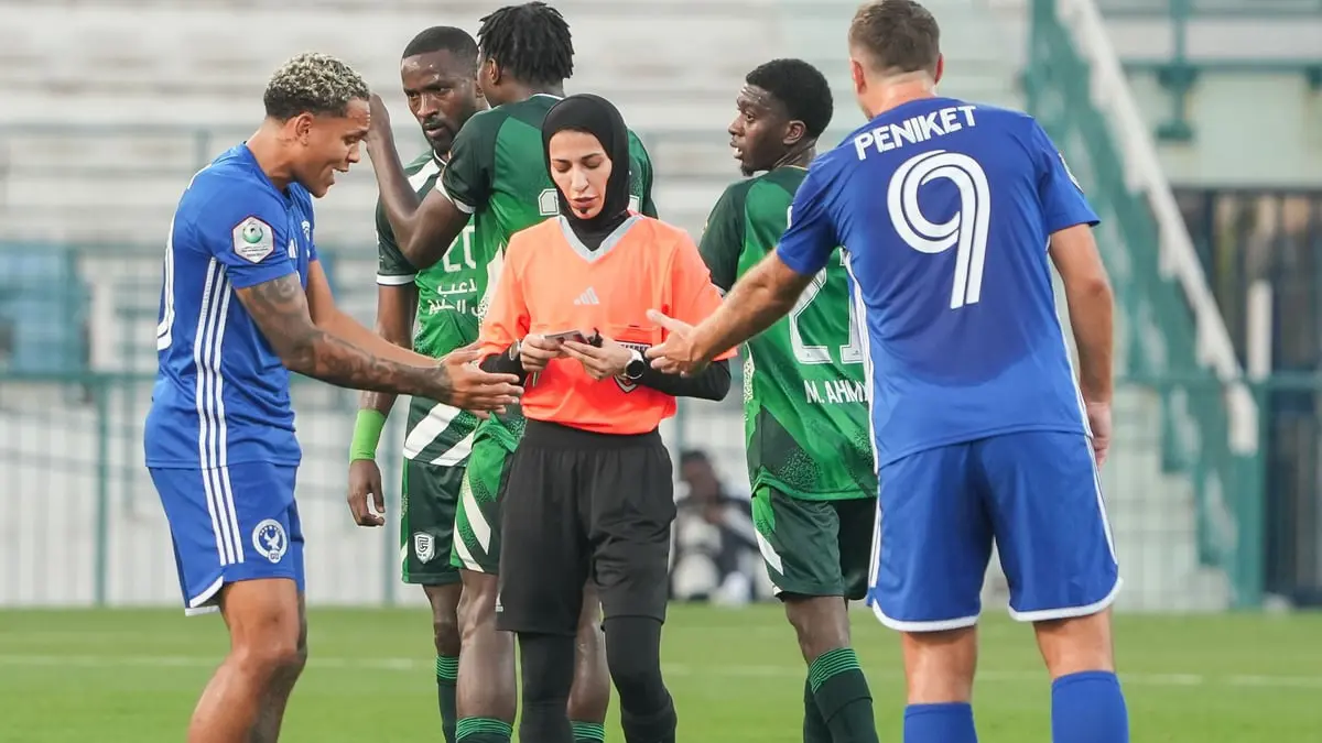 طاقم تحكيم نسائي بقيادة روضة المنصوري لمباراة العين والبطائح (فيديو)