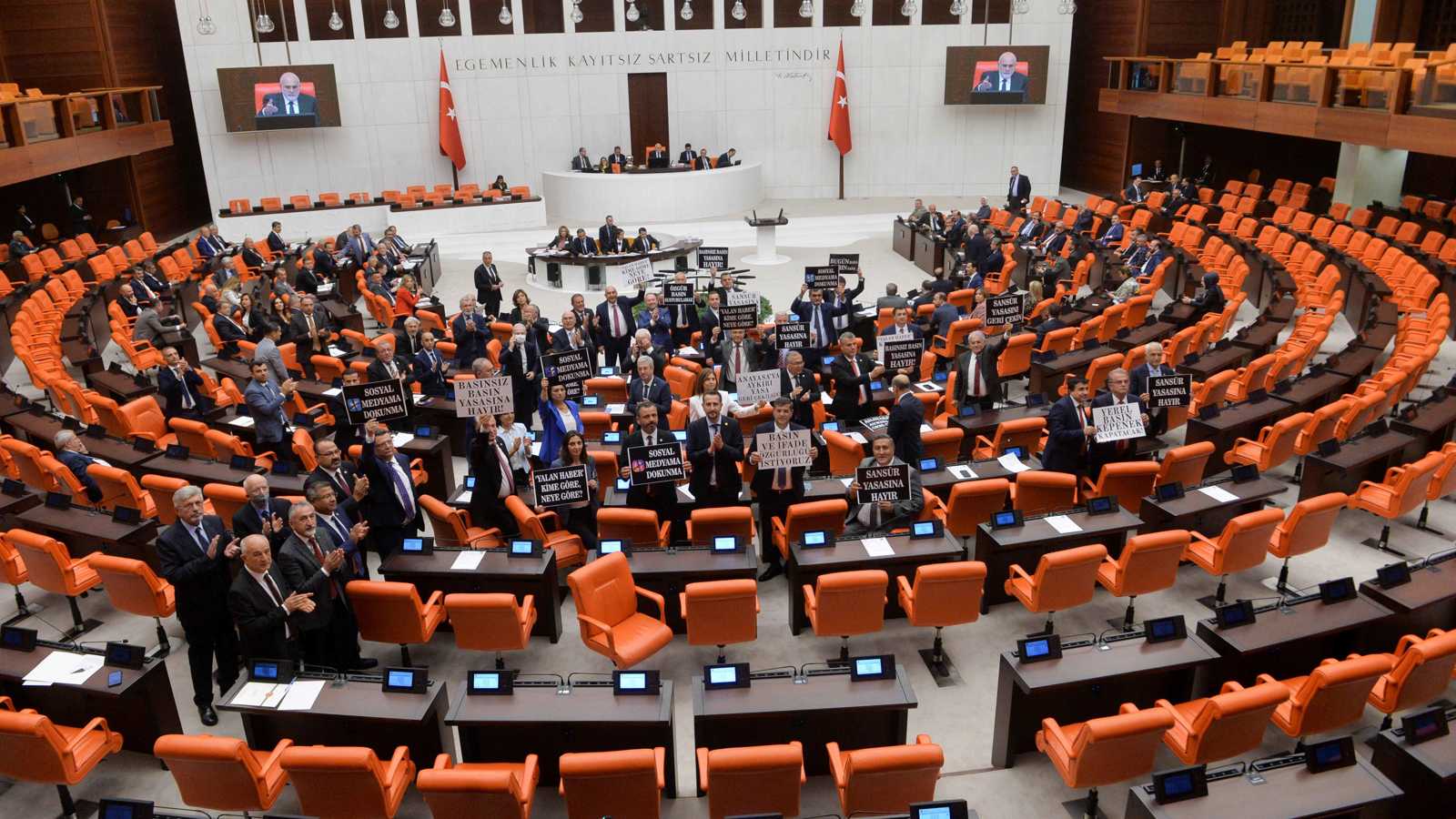 العراق يحتج على تمديد تركيا وجود قواتها في شمال البلاد