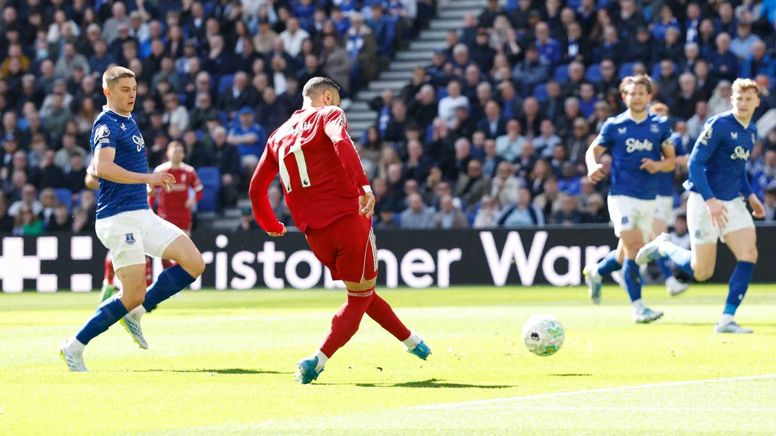 محمد صلاح يظهر حافيًا في تدريب ليفربول (صور) 