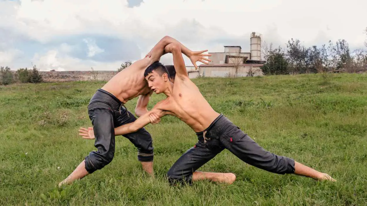 "على سبيل المزاح".. وفاة طفل خلال مصارعة مع زميله