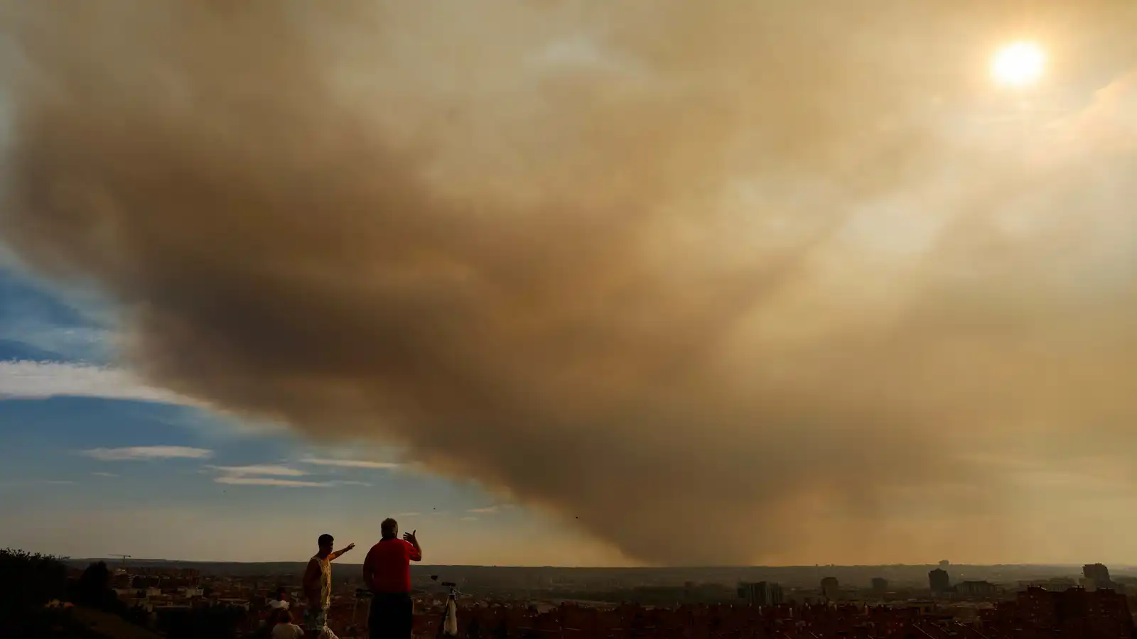 دخان كثيف يلف العاصمة الإسبانية بعد حرائق واسعة (فيديو)