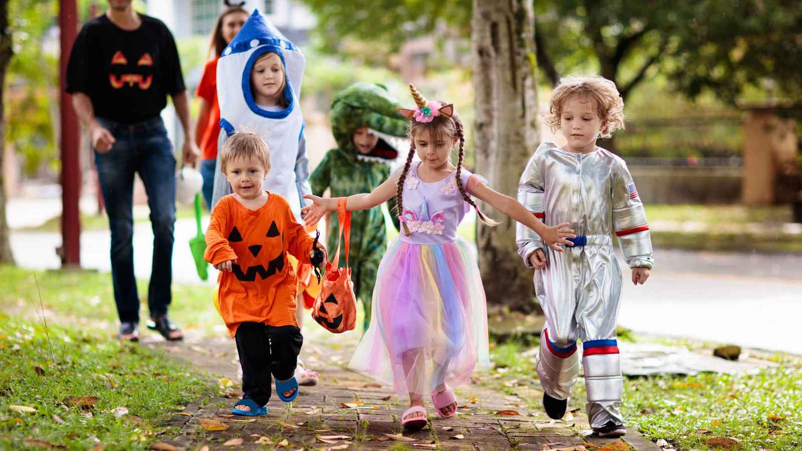 بسبب الهالوين ..فنانة مصرية شهيرة تصدم جيرانها الأمريكيين (فيديو)