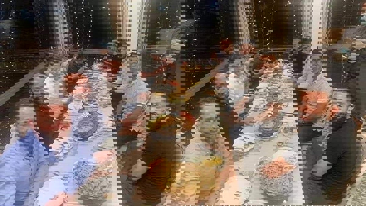 هجوم لاذع ضد الإعلامي السوري موسى العمر بسبب سيلفي مع شخصيات موالية للنظام (فيديو)