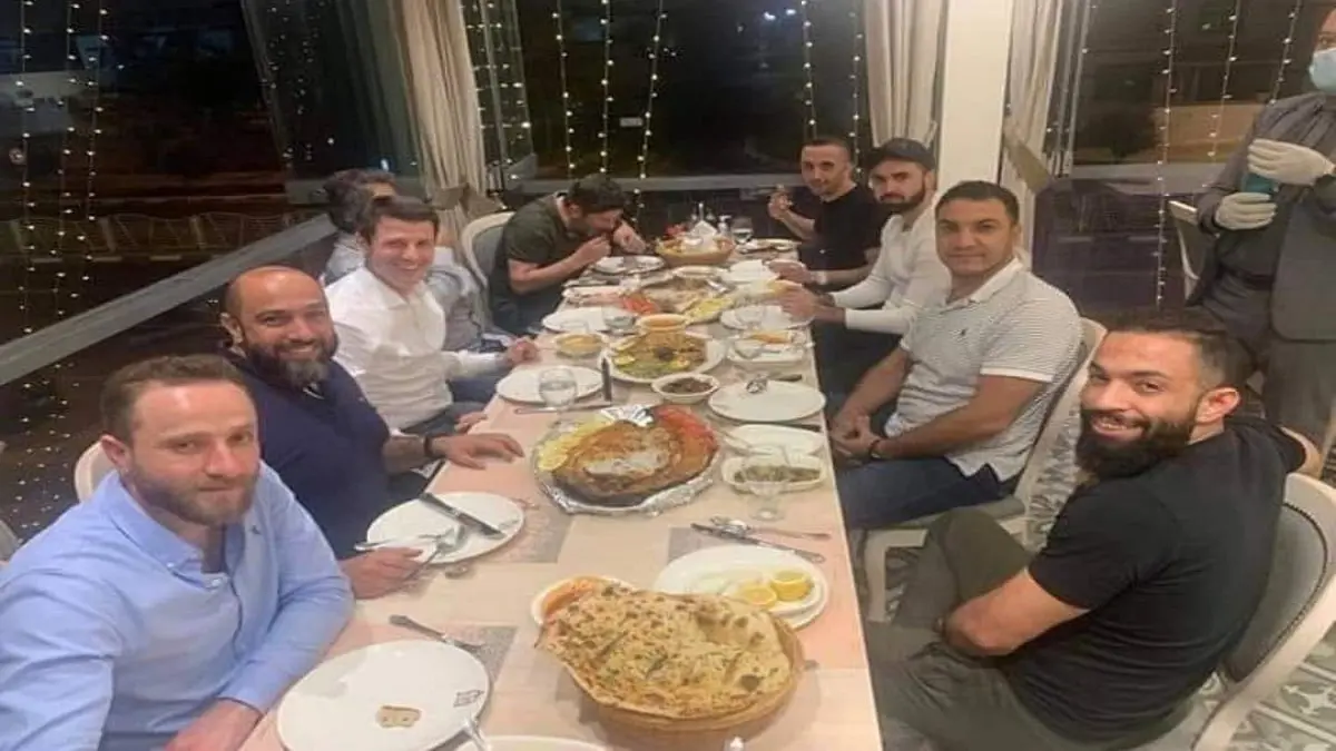 هجوم لاذع ضد الإعلامي السوري موسى العمر بسبب سيلفي مع شخصيات موالية للنظام (فيديو)