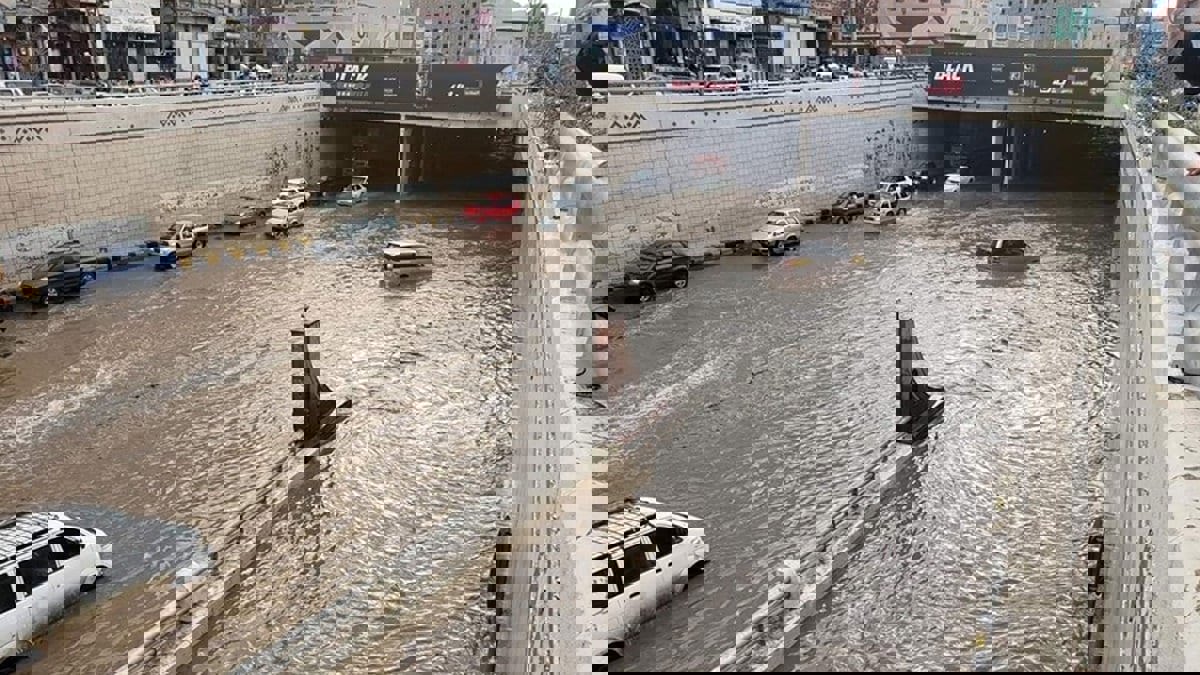 اليمن.. السيول تجتاح صنعاء وتجرف عشرات المركبات (صور وفيديو)