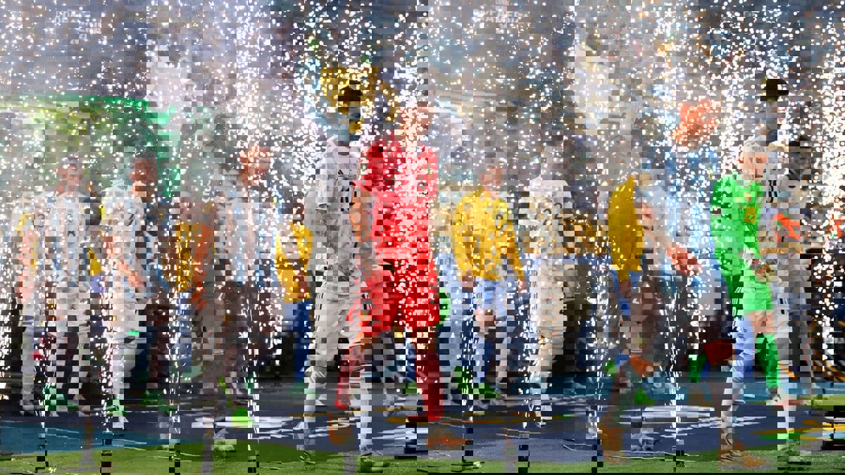 عناق بين ميسي ونيمار قبل مباراة البرازيل والأرجنتين في نهائي كوبا أمريكا (فيديو)