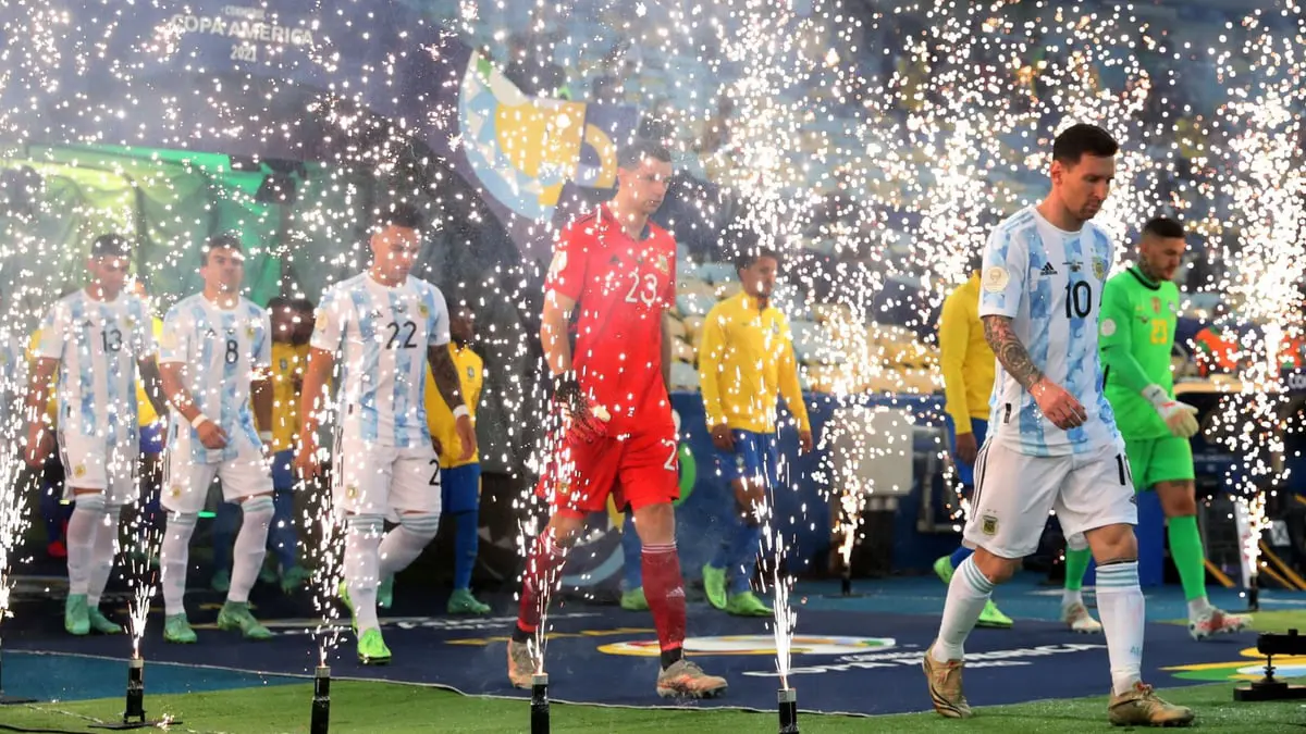 عناق بين ميسي ونيمار قبل مباراة البرازيل والأرجنتين في نهائي كوبا أمريكا (فيديو)