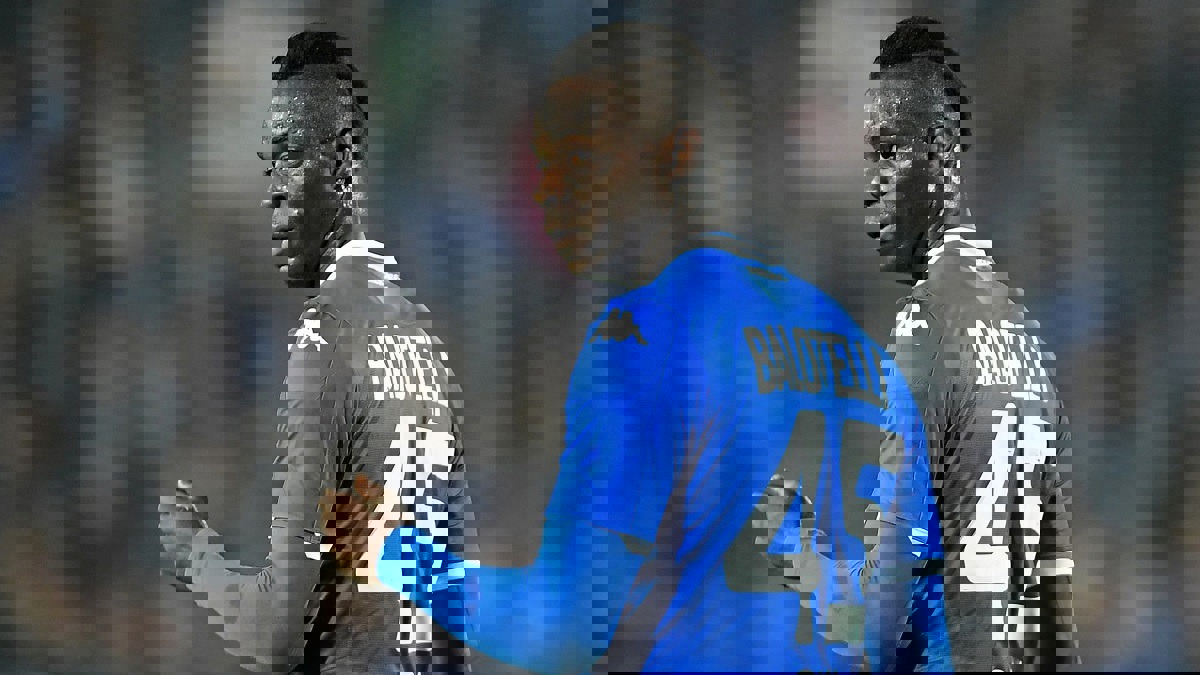 نادي بريشيا الإيطالي يفسخ عقده مع بالوتيلي.. تعرف على السبب