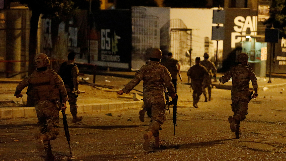 اشتباكات وإطلاق نار بين أنصار حزب الله ومتظاهرين في بيروت (فيديو)