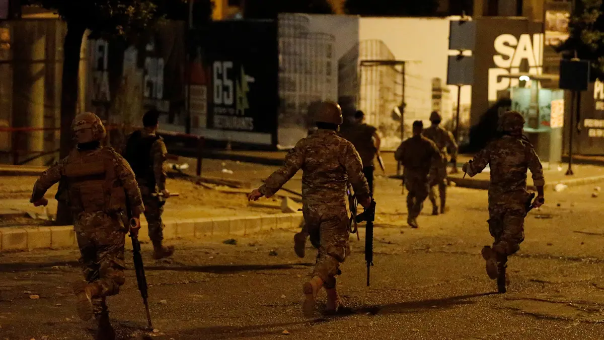 اشتباكات وإطلاق نار بين أنصار حزب الله ومتظاهرين في بيروت (فيديو)