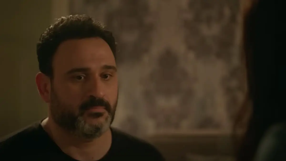 أكرم حسني يصدم الجمهور بمشاهده الحزينة في "بابا جه" (فيديو)  