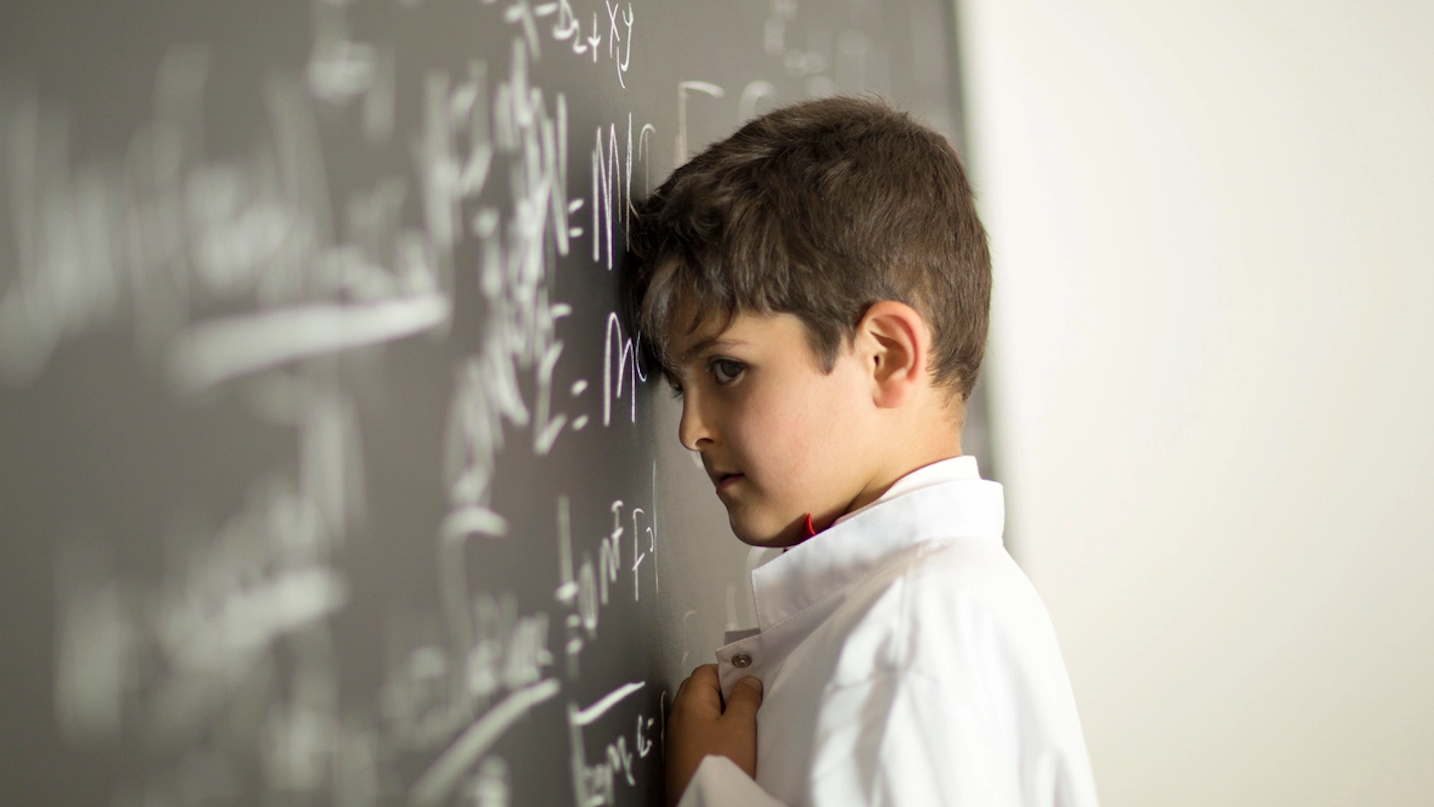 "حادثة صادمة".. معاقبة طالب بكابل كهرباء في بغداد