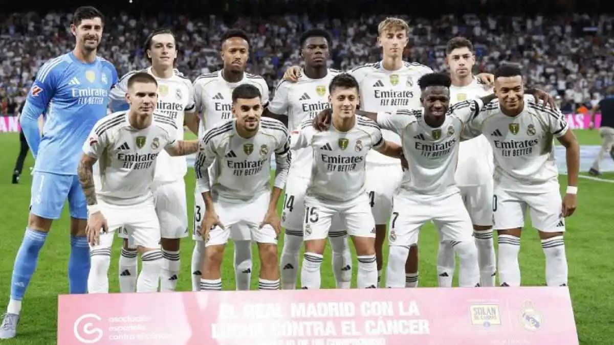 هدية لا تصدق.. نجم ريال مدريد يمنح حذاءه لأحد الأطفال (فيديو)