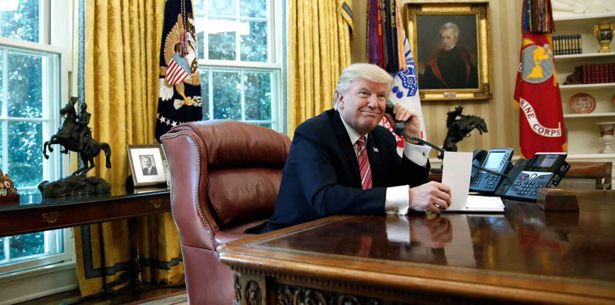 بالفيديو والصور.. ترامب يقطع مكالمته مع رئيس وزراء أيرلندا لـ"يتغزل" بصحفية