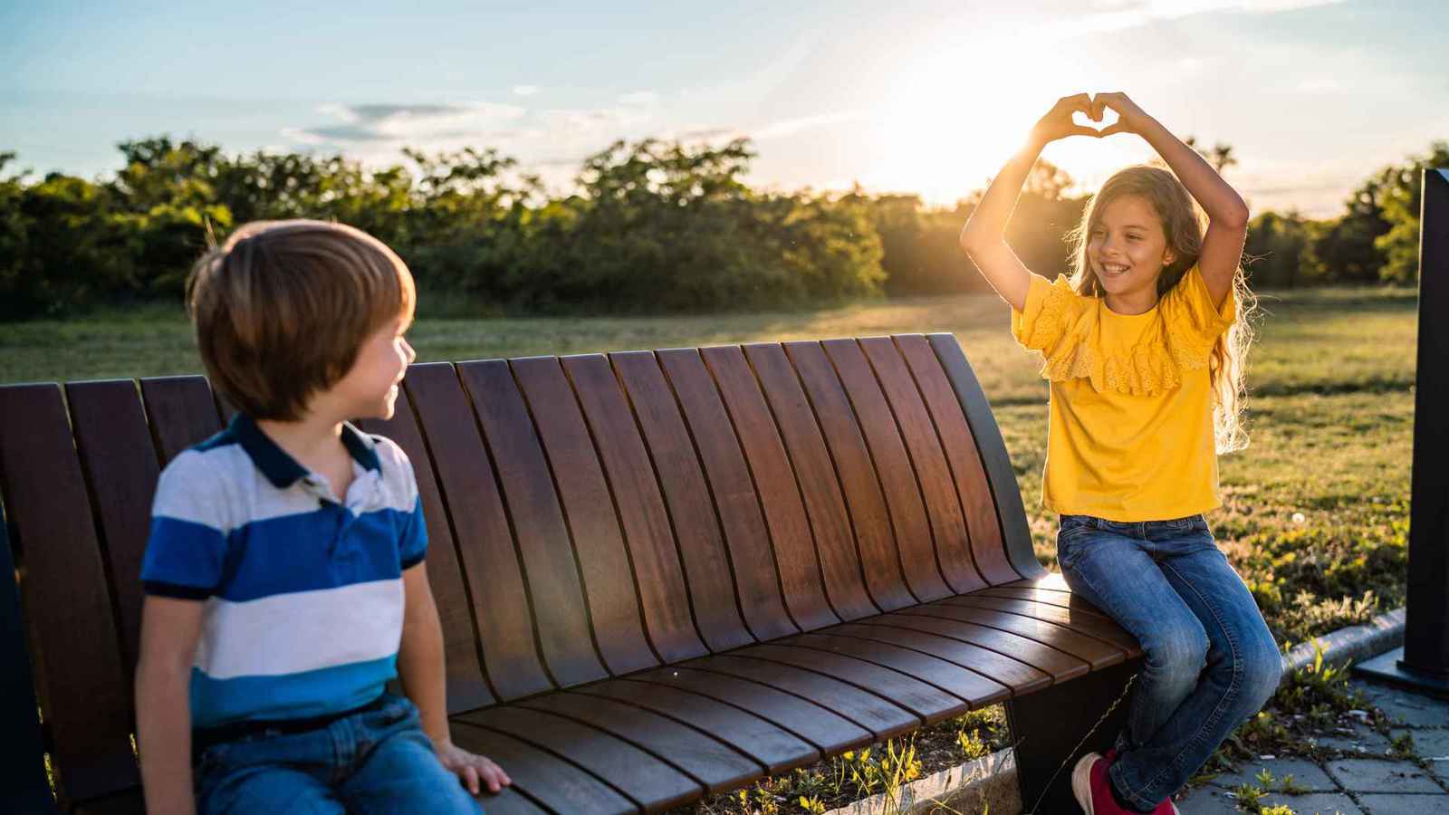 أول إعجاب في حياة طفلك.. كيف تتعامل معه بوعي؟