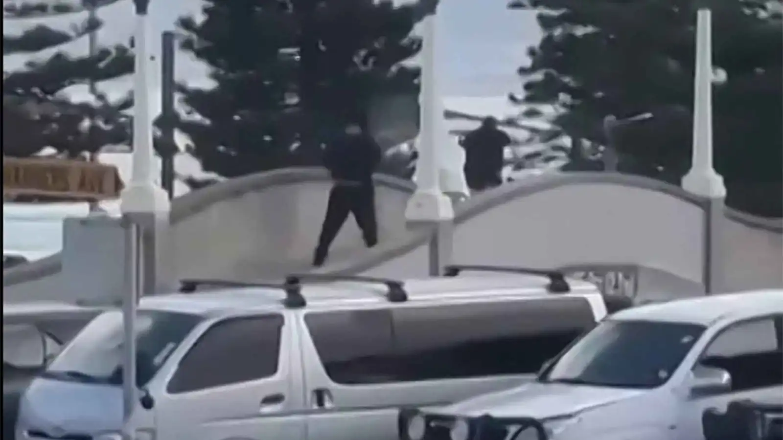 لحظة القبض على منفذي هجوم شاطئ بوندي في أستراليا (فيديو)