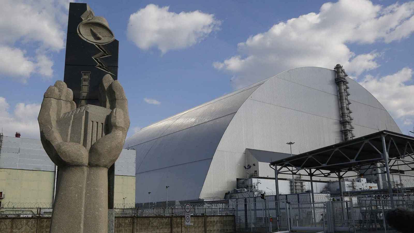 بينما تستهدف البرنامج الإيراني.. ماذا تعرف عن "نووي" إسرائيل؟