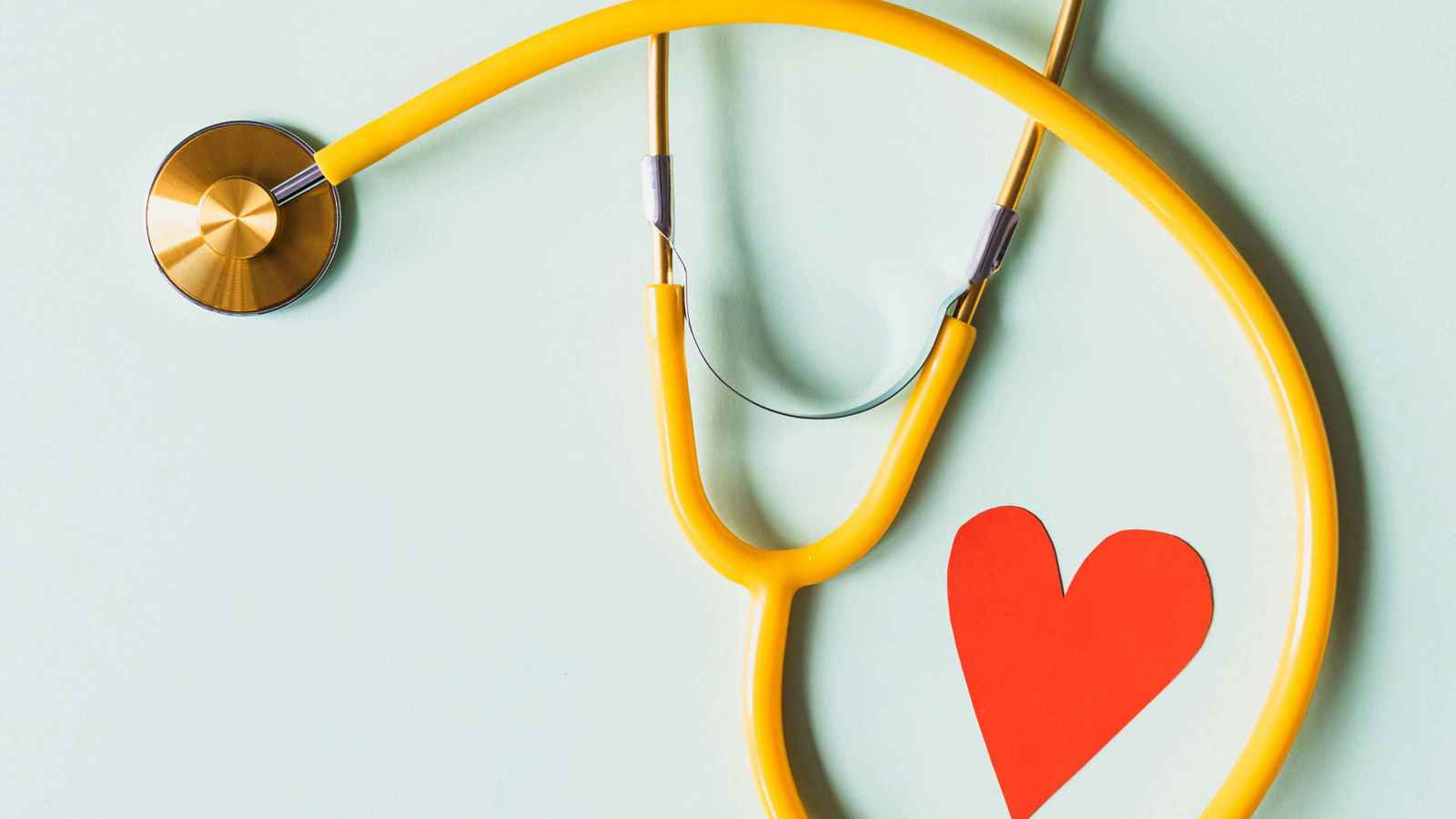 أعراض "غير مألوفة" قد تنذر بقرب تعرضك لنوبة قلبية