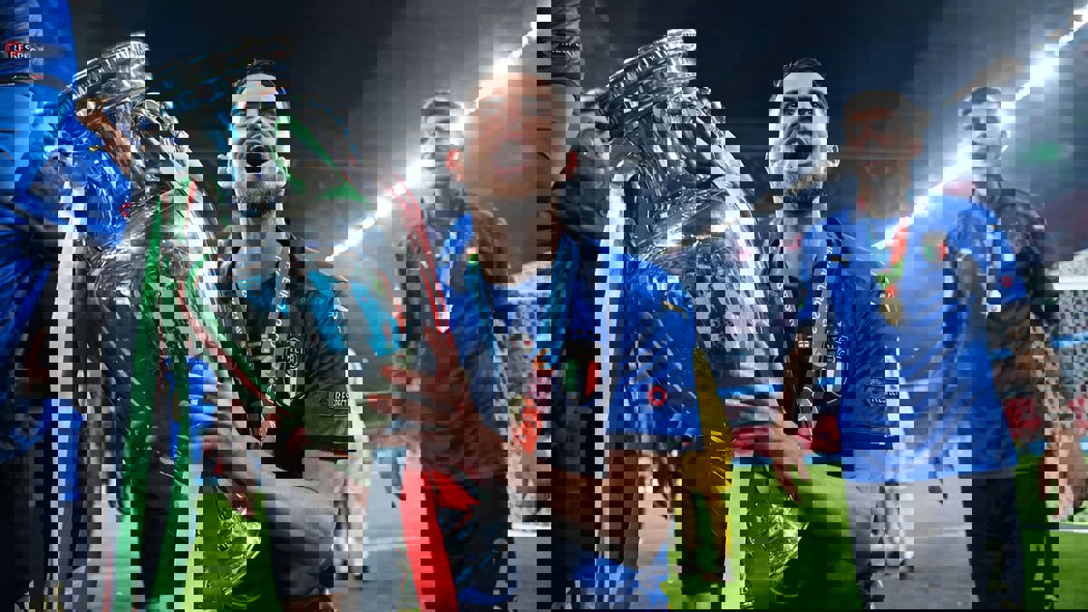 الإيطالي جورجينيو يتوج بجائزة أفضل لاعب أوروبي عن موسم 2021