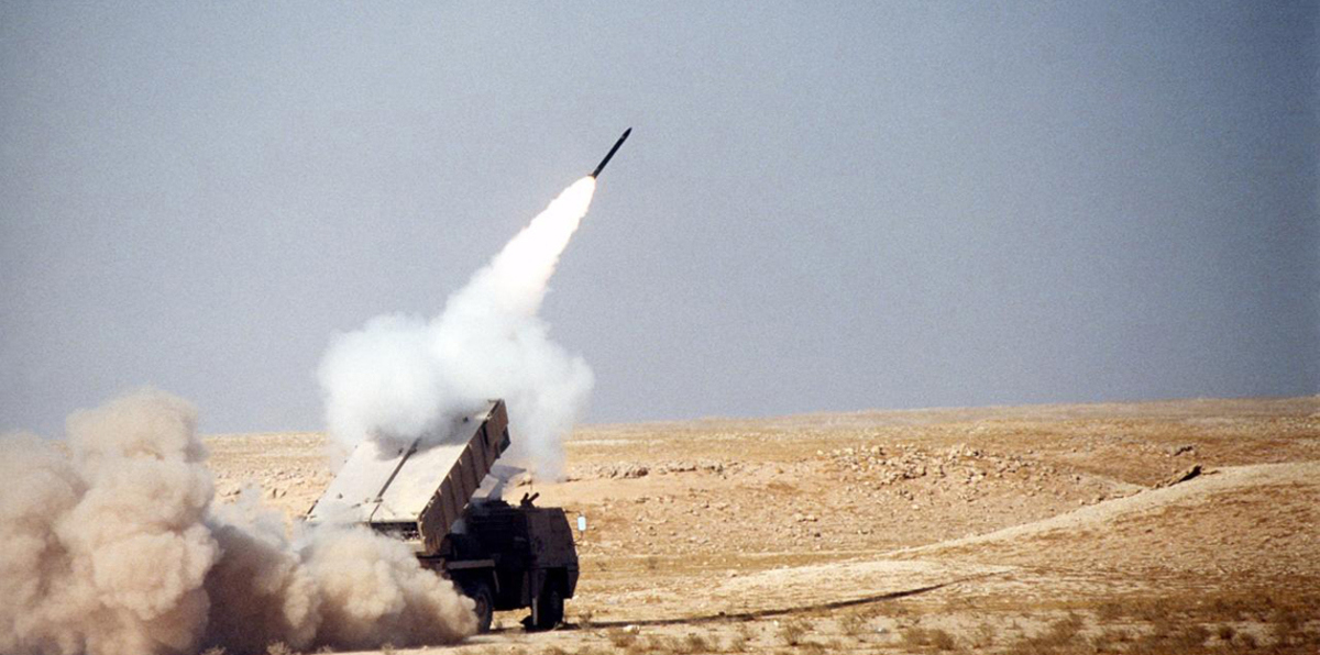 بالفيديو والصور.. الدفاعات الجوية السعودية تدمر صاروخًا باليستيًا فوق الرياض