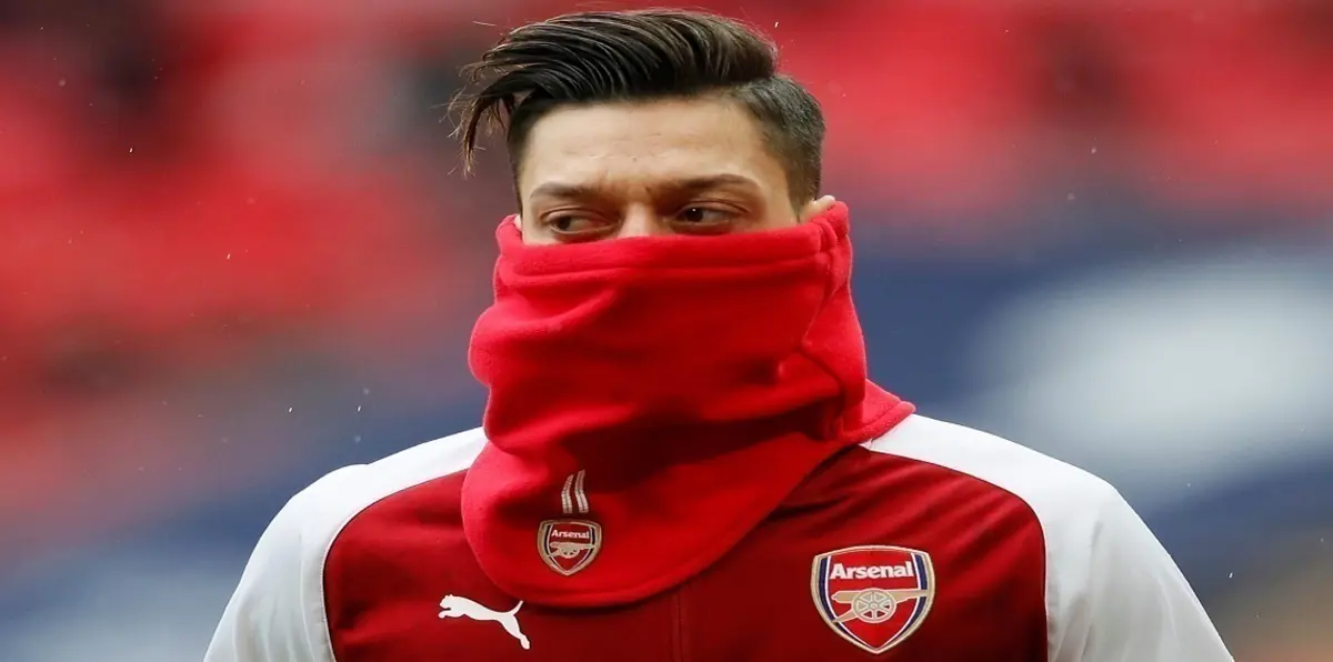 الأمير علي يتناول القهوة مع صديقه مسعود أوزيل (صورة)