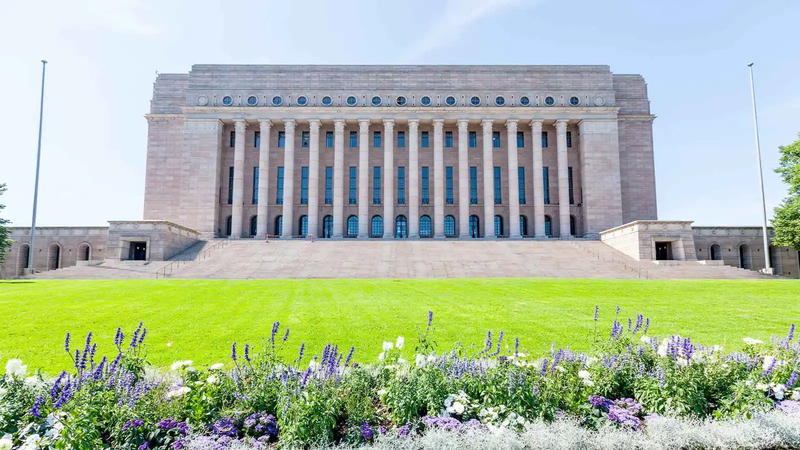 من الدعارة إلى السياسة.. نائبة فنلندية تكشف عن ماضيها "الأحمر"