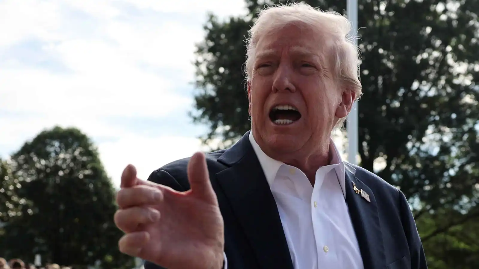 "شرطي قذر وفاسد".. ترامب يفتح النار على جيمس كومي