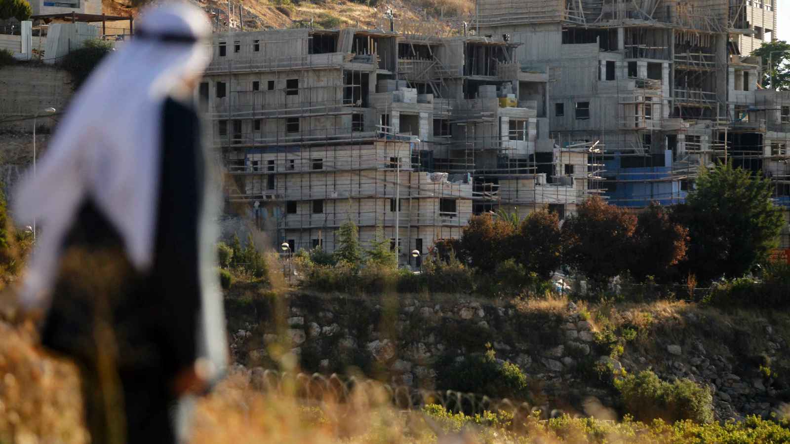 لتعزيز الاستيطان.. إسرائيل تشق طريقين جديدين في الضفة الغربية