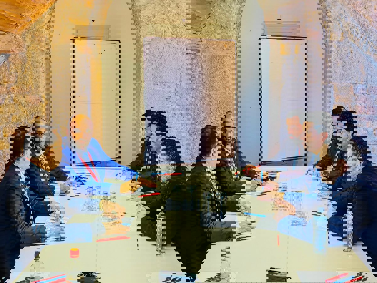 اليمن.. صفقة أسرى تشمل قادة وأولاد علي محسن وطارق صالح
