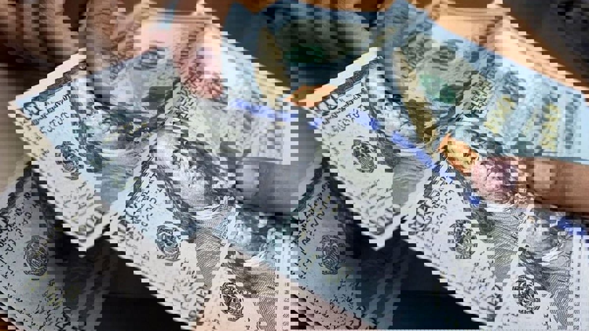 الدولار يرتفع ويتجه لتحقيق مكاسب أسبوعية