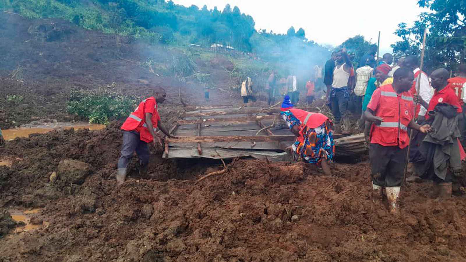 أوغندا.. انهيار أرضي يسفر عن مقتل 15 شخصاً وفقدان 100 (فيديو)