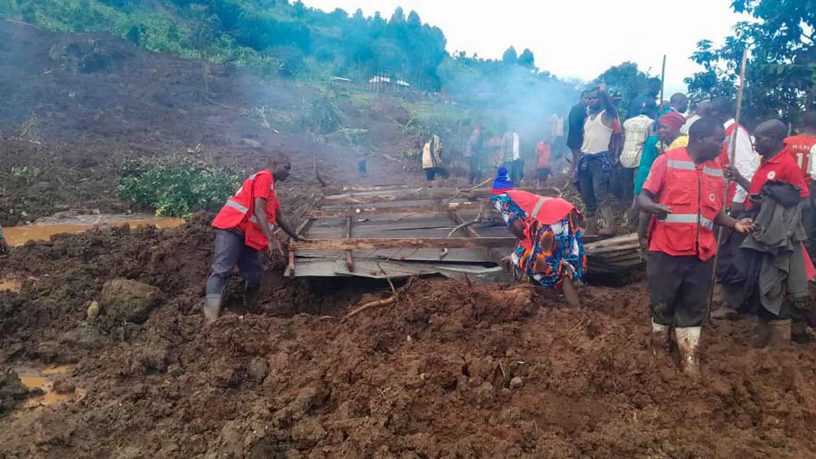 أوغندا.. انهيار أرضي يسفر عن مقتل 15 شخصاً وفقدان 100 (فيديو)