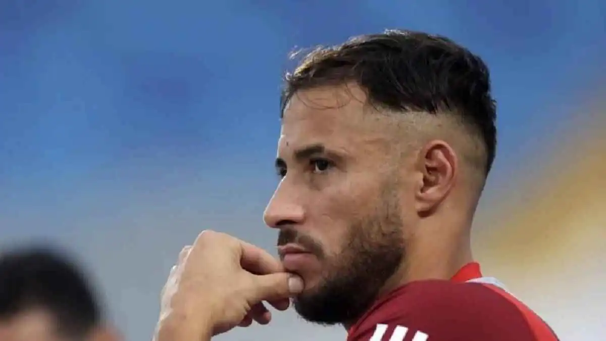 كاد يحطم الشاشة.. غضب عارم من يوسف بلايلي أثناء مباراة الجزائر وغينيا (فيديو)