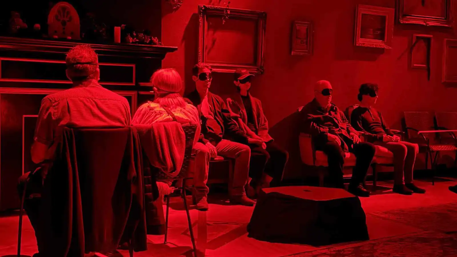 "لا ترى شيئاً".. تجربة مسرحية غير مسبوقة بأعين مغطاة