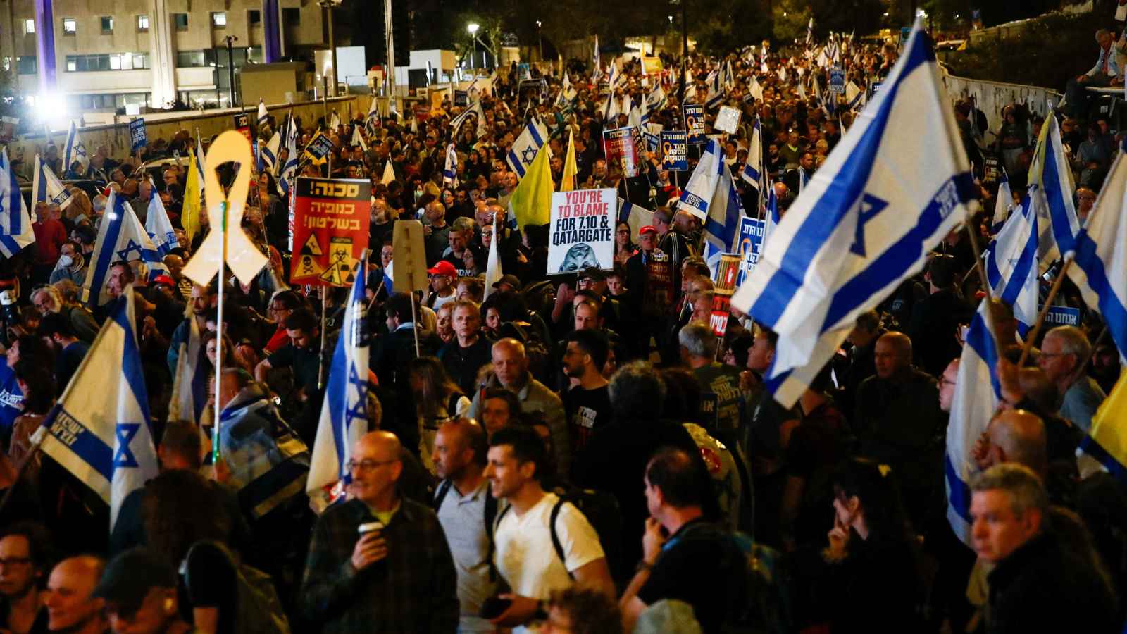 احتجاجات واسعة في القدس ضد إقالة رئيس الشاباك (فيديو)