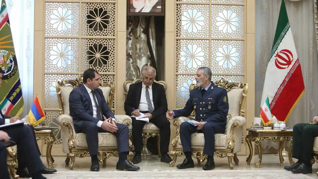  رئيس أركان القوات الإيرانية ومع وزير الدفاع الأرميني