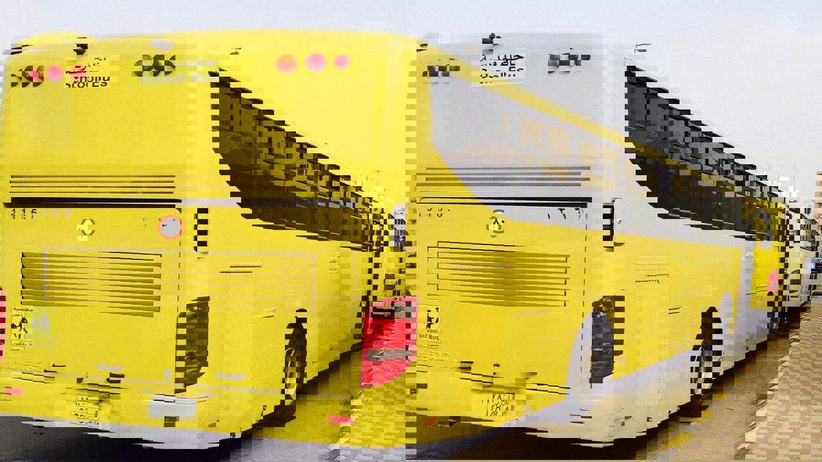 وفاة طفل دهسًا بعجلات حافلة مدرسته في الباحة السعودية‎