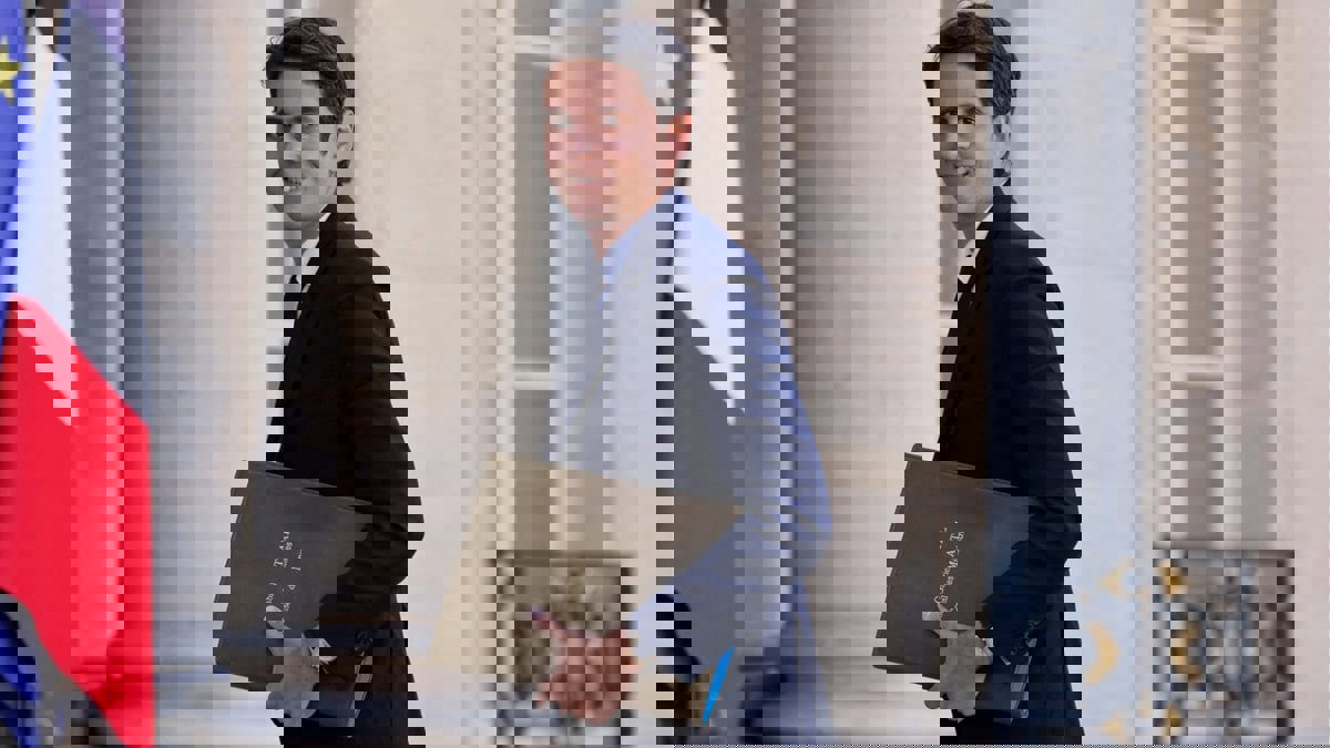 "لوموند": اليمين الفرنسي يحمي أتال من السقوط المبكر