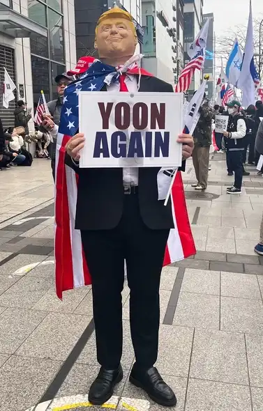 رجل كوري جنوبي يرتدي قناع ترامب