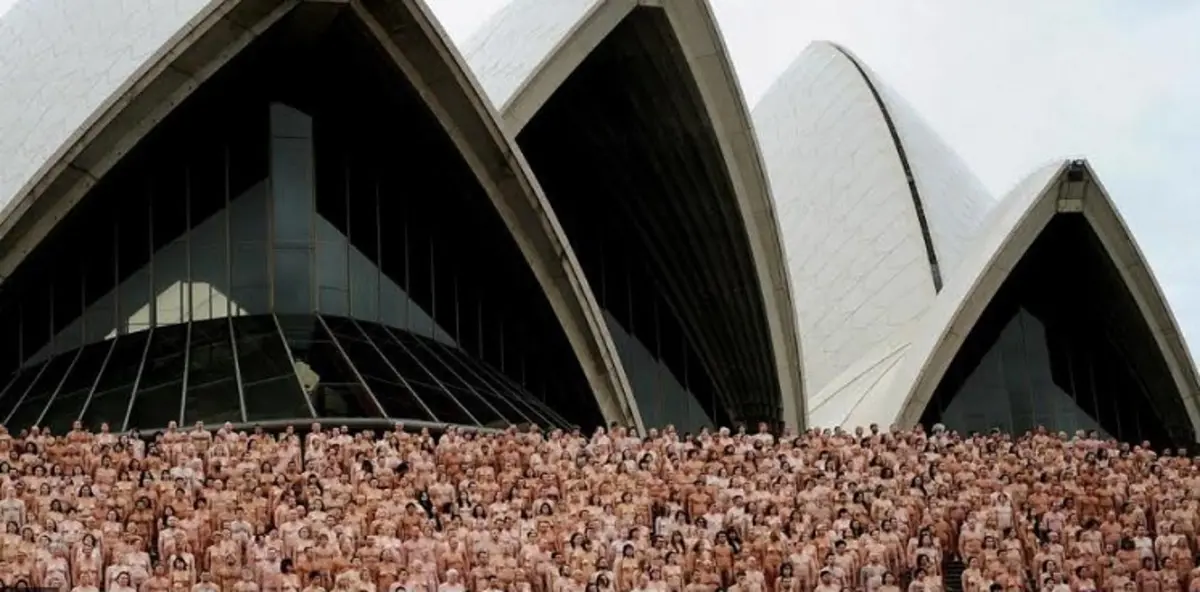 "العري" يوصل المصور سبنسر تونيك إلى العالمية (صور)