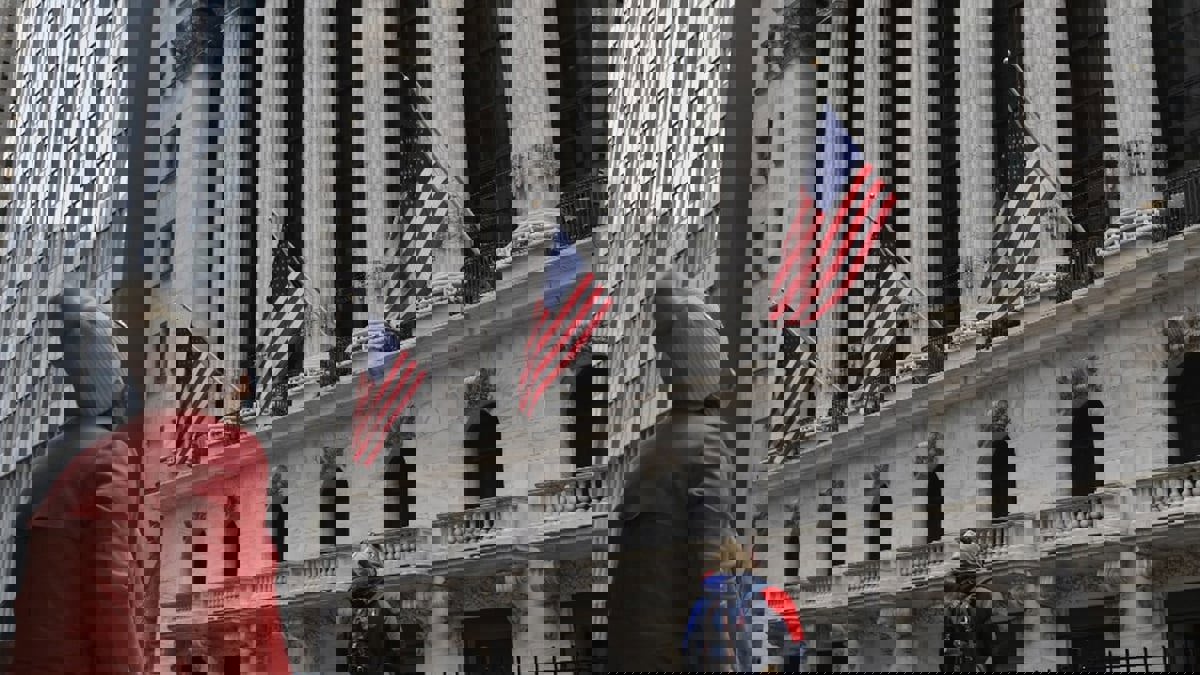 الاحتياطي الفدرالي الأمريكي يرفع نسبة الفائدة ويخفض توقعات النمو