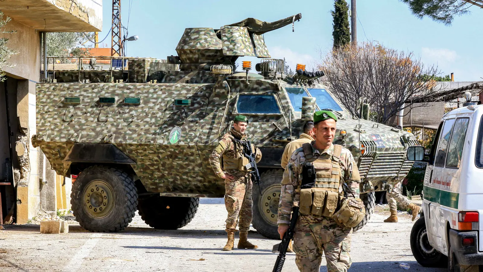 اليونيفيل تسلّم الجيش اللبناني 225 مخبأ سلاح جنوب الليطاني