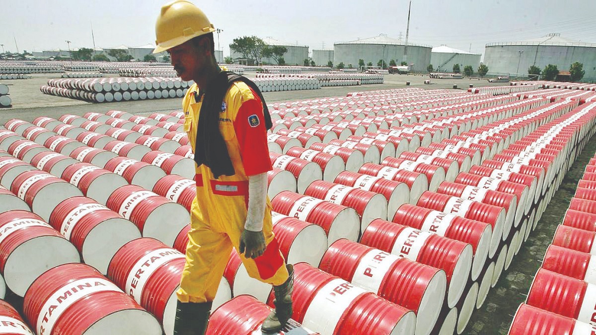 النفط يتراجع بتأثير مستجدات كورونا والبيانات الإيرانية